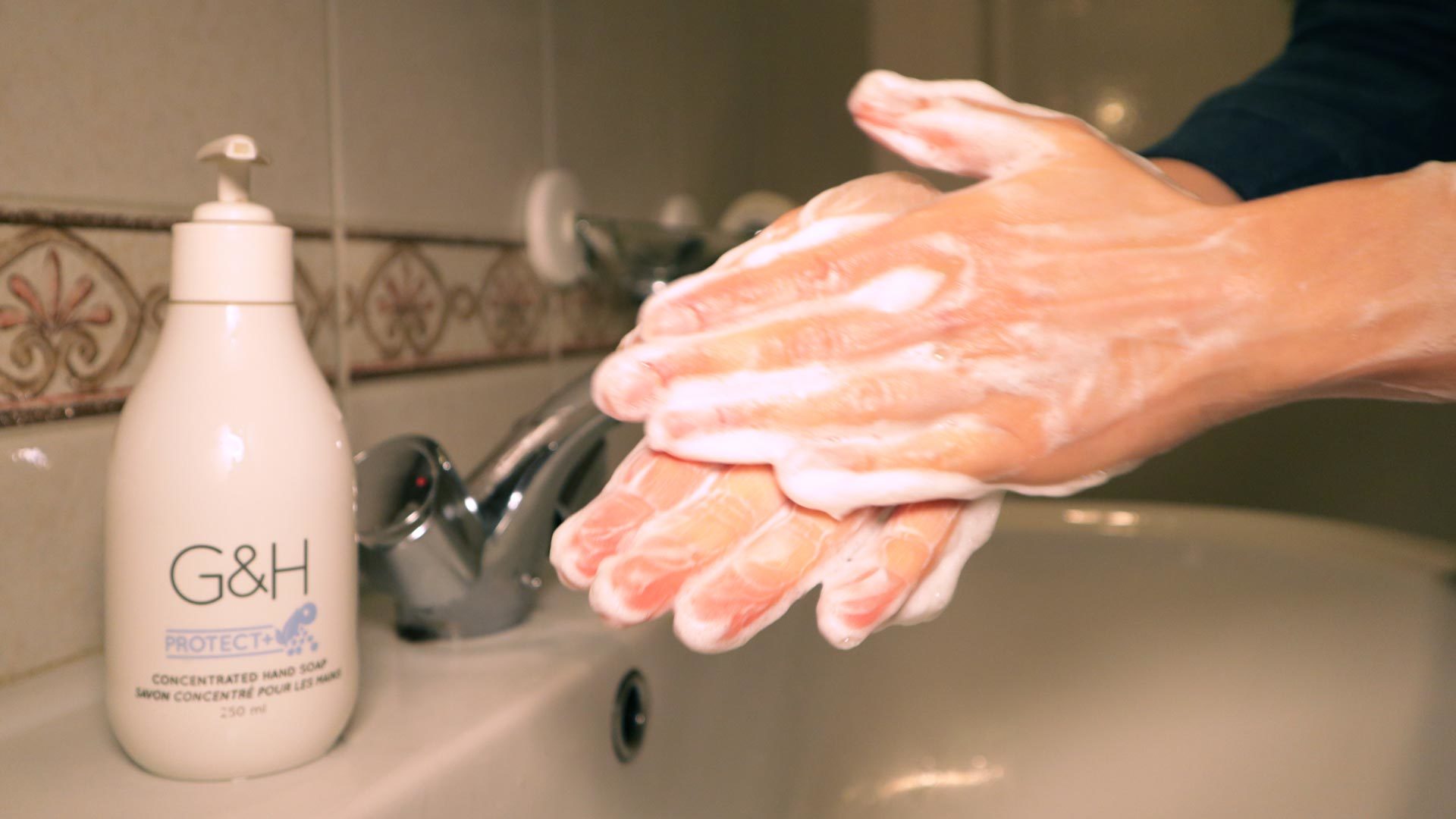 A lavar as mãos com sabonete líquido